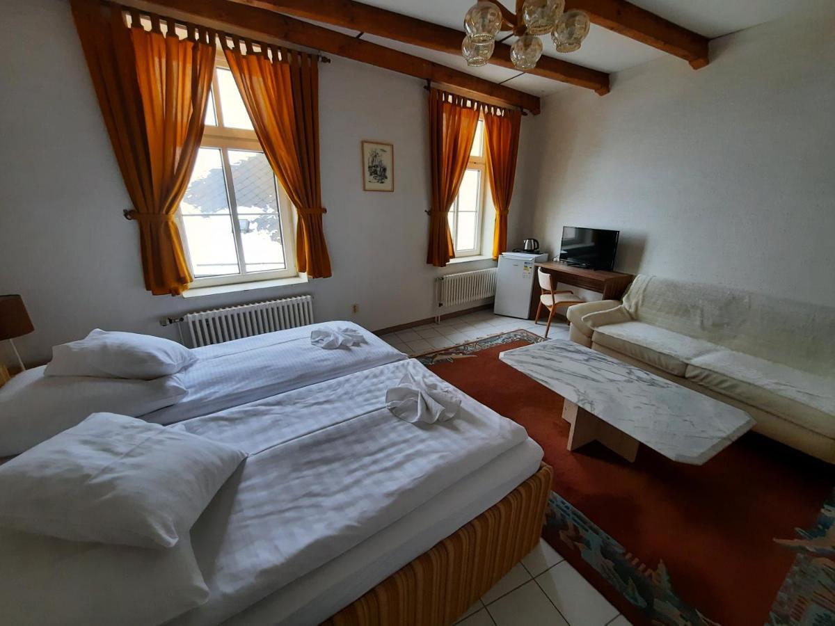 Hotel Koruna Есеник Экстерьер фото