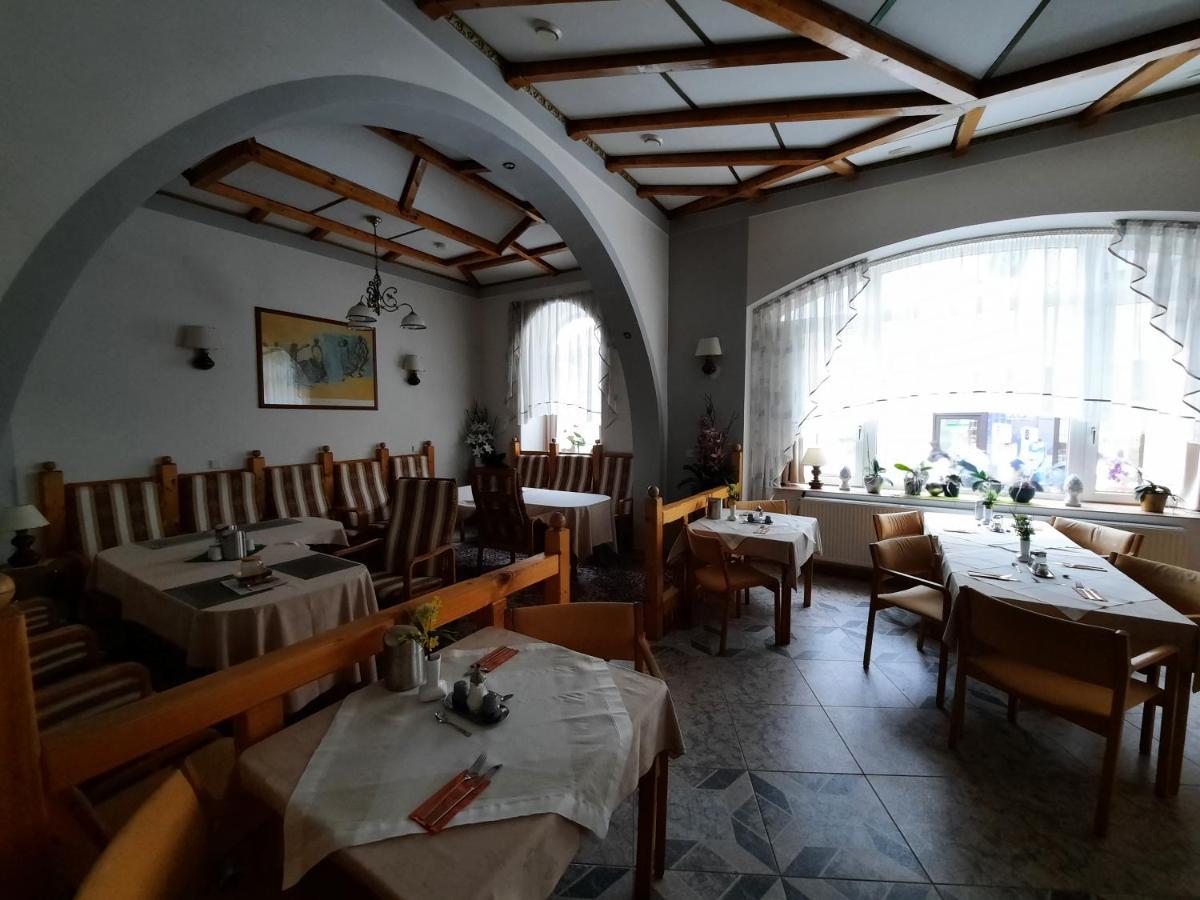 Hotel Koruna Есеник Экстерьер фото