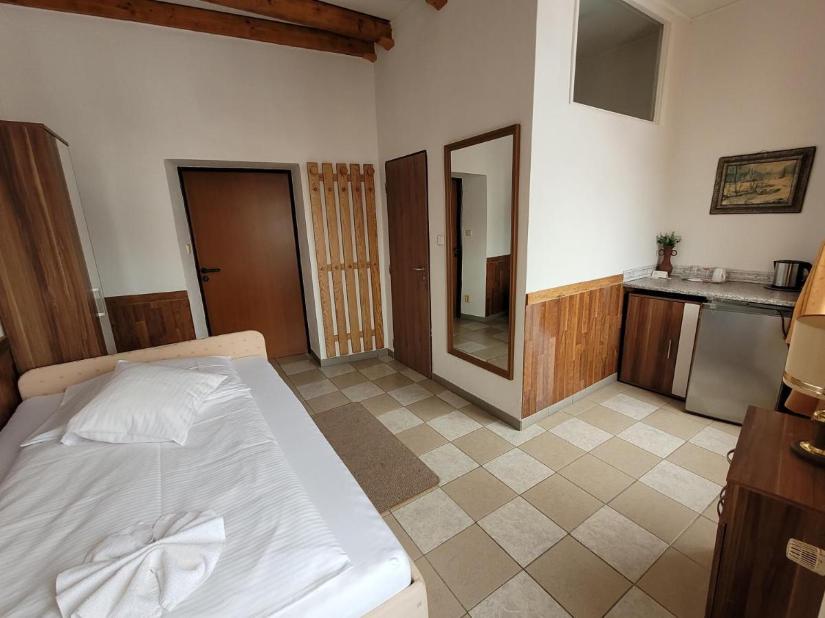 Hotel Koruna Есеник Экстерьер фото