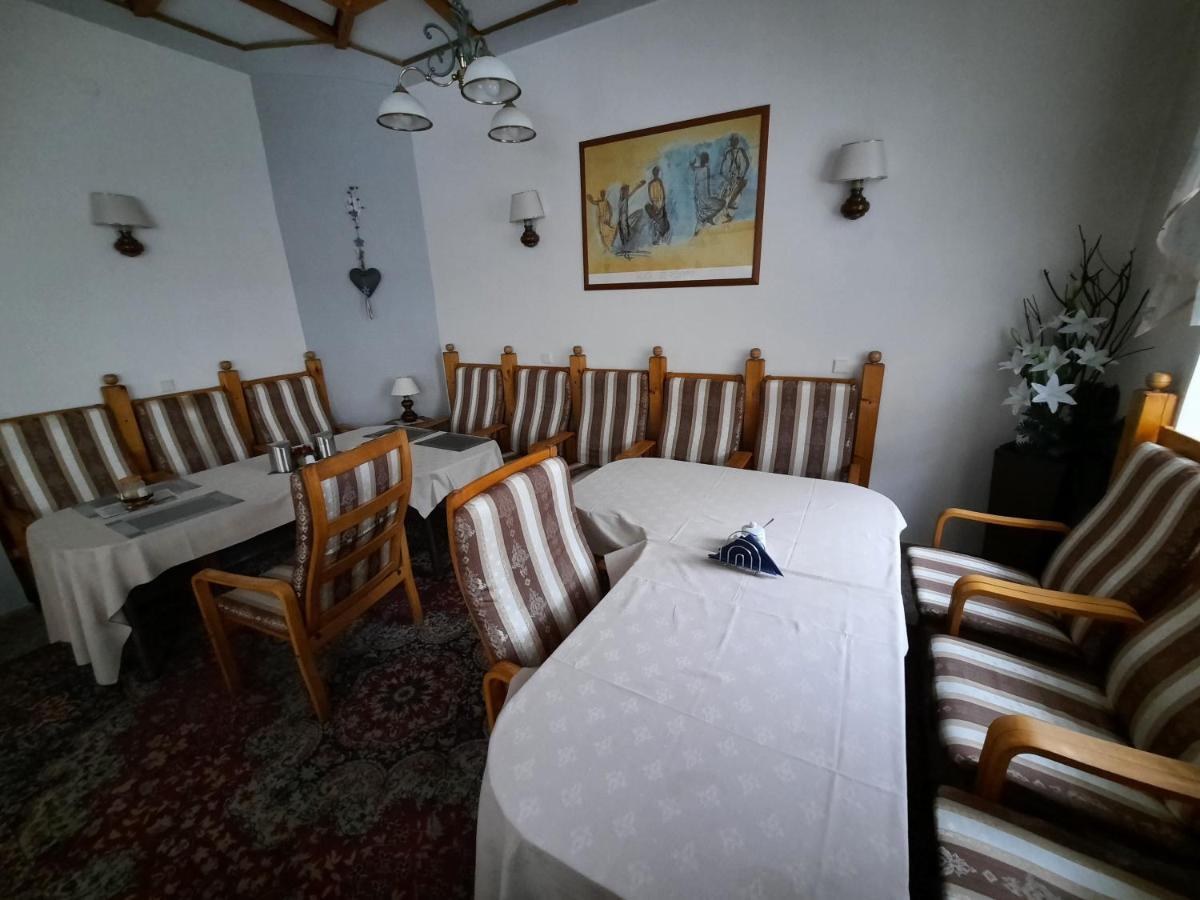 Hotel Koruna Есеник Экстерьер фото