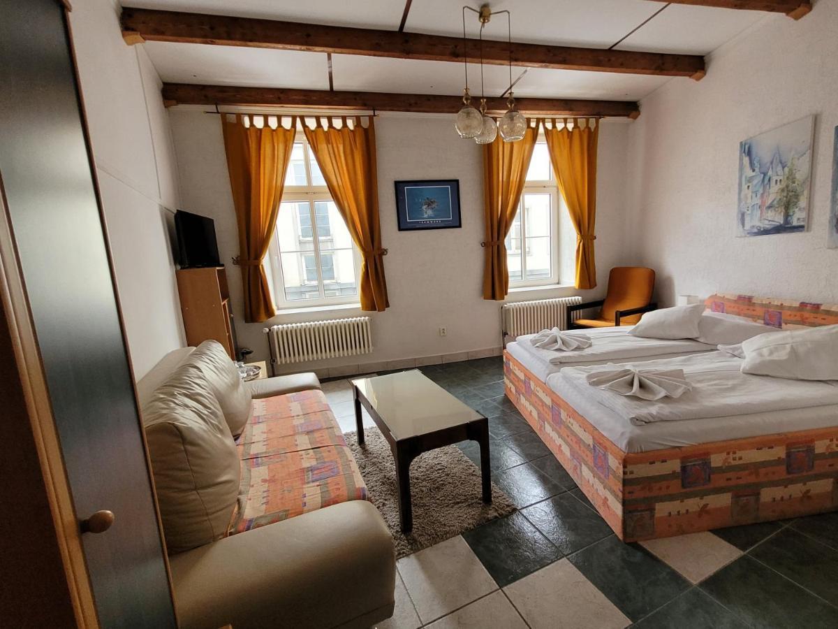 Hotel Koruna Есеник Экстерьер фото