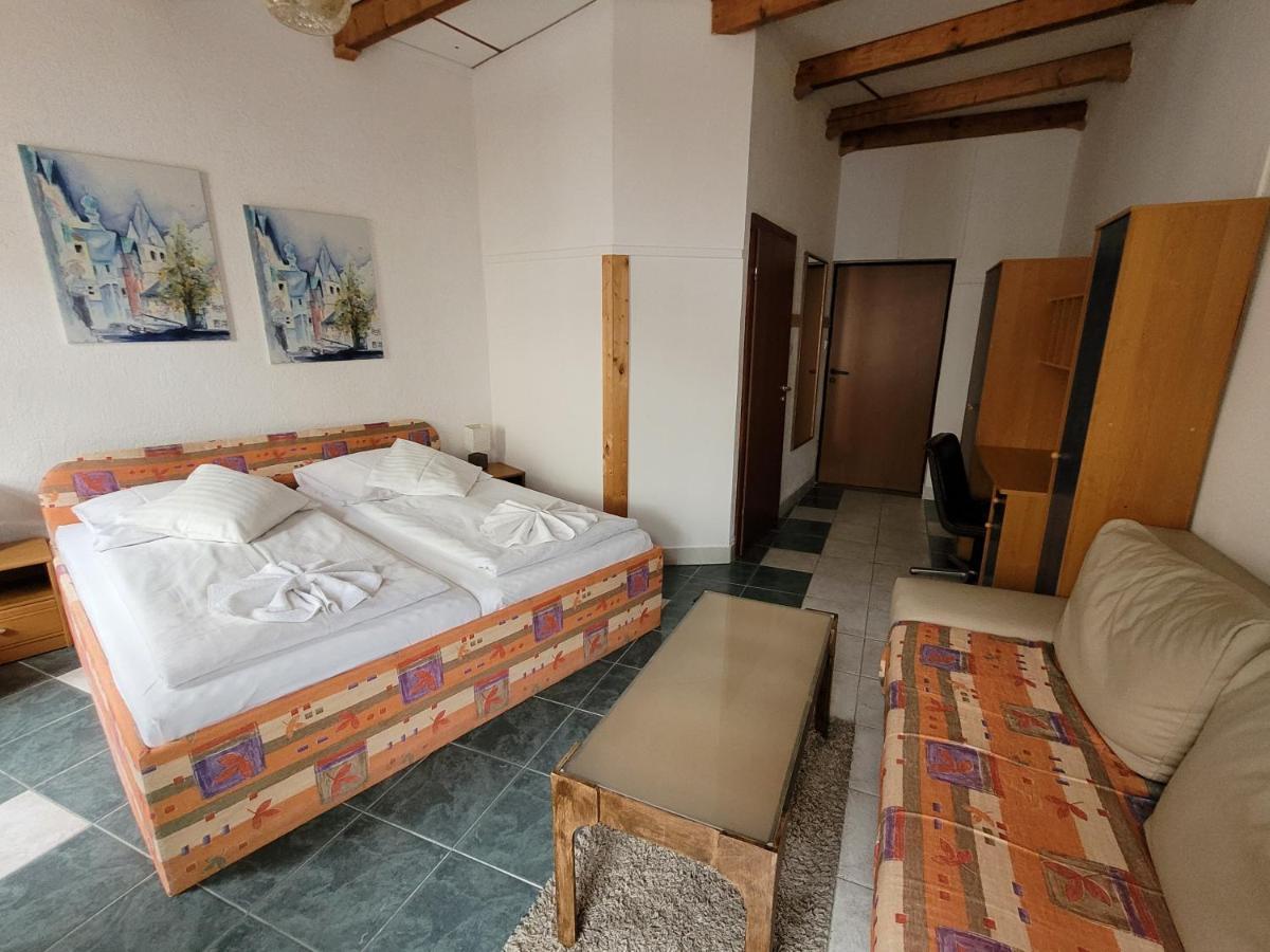 Hotel Koruna Есеник Экстерьер фото