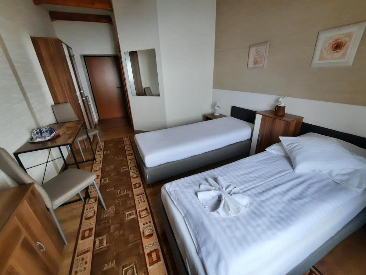 Hotel Koruna Есеник Экстерьер фото