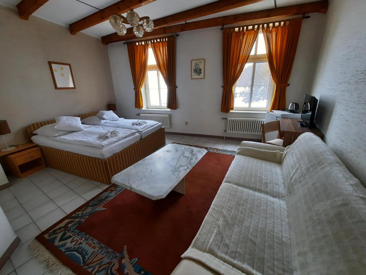 Hotel Koruna Есеник Экстерьер фото