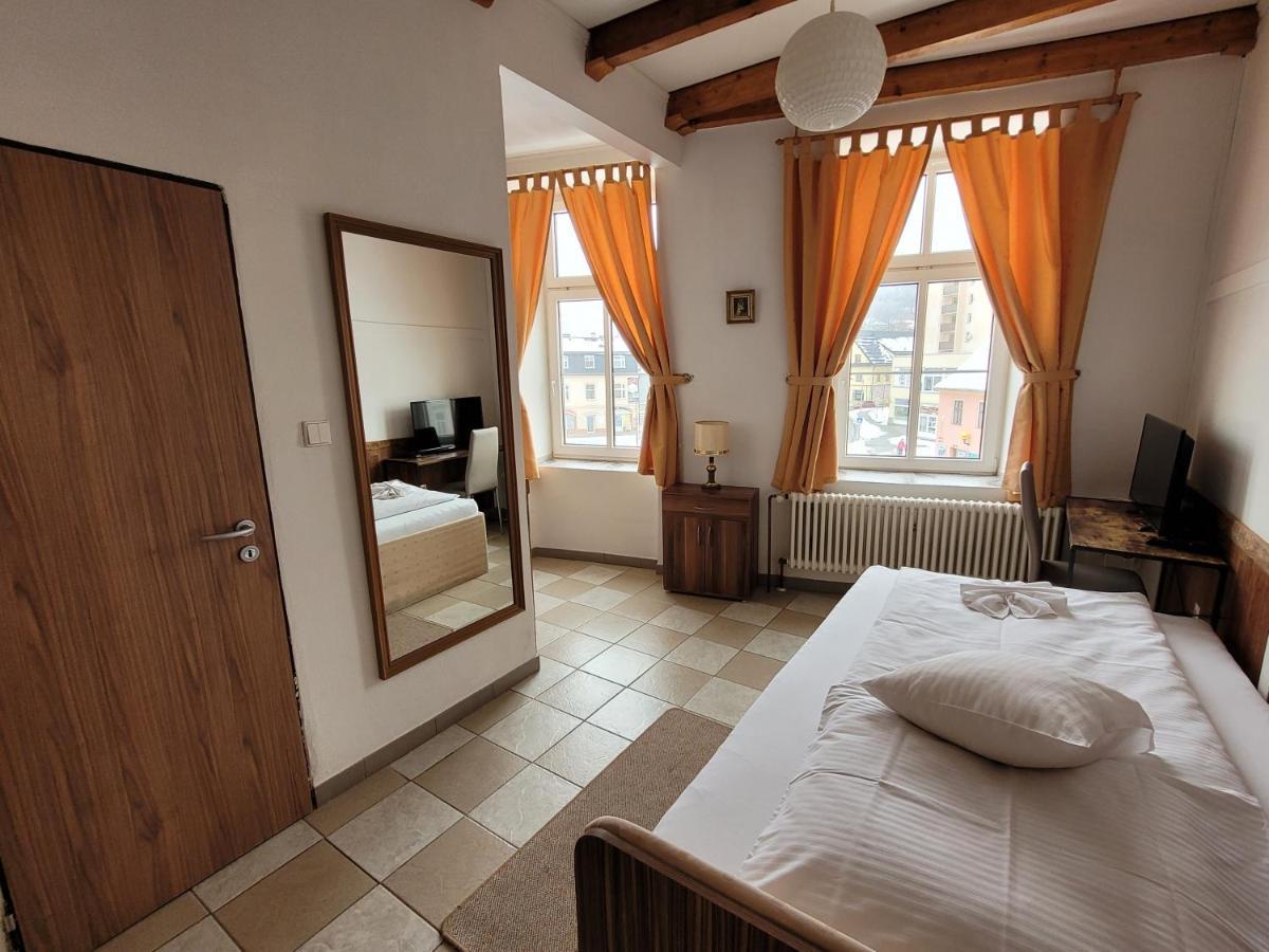 Hotel Koruna Есеник Экстерьер фото