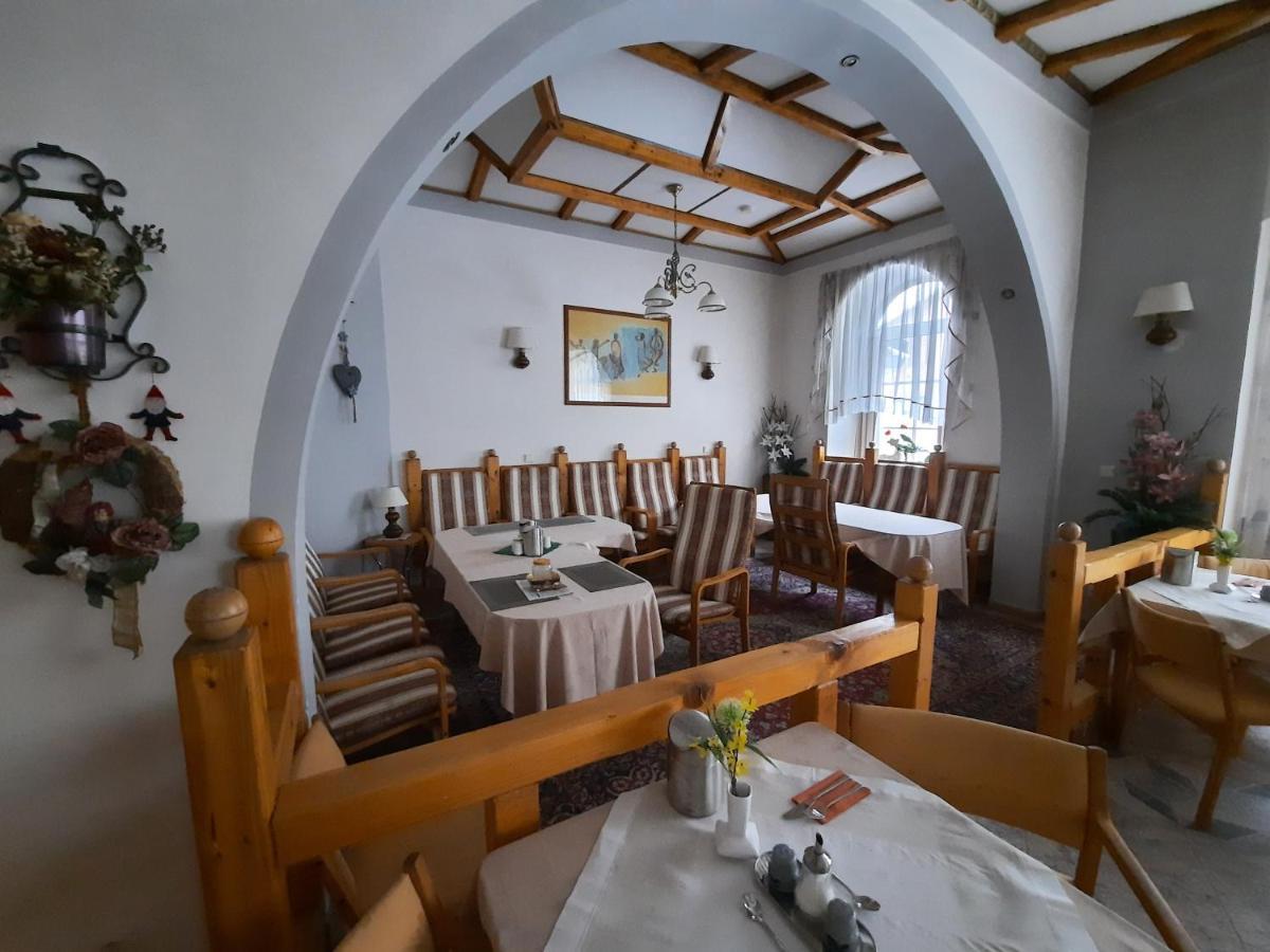 Hotel Koruna Есеник Экстерьер фото