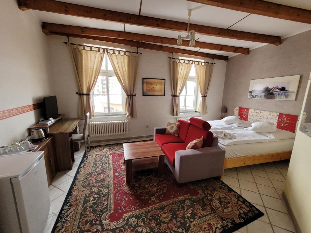 Hotel Koruna Есеник Экстерьер фото