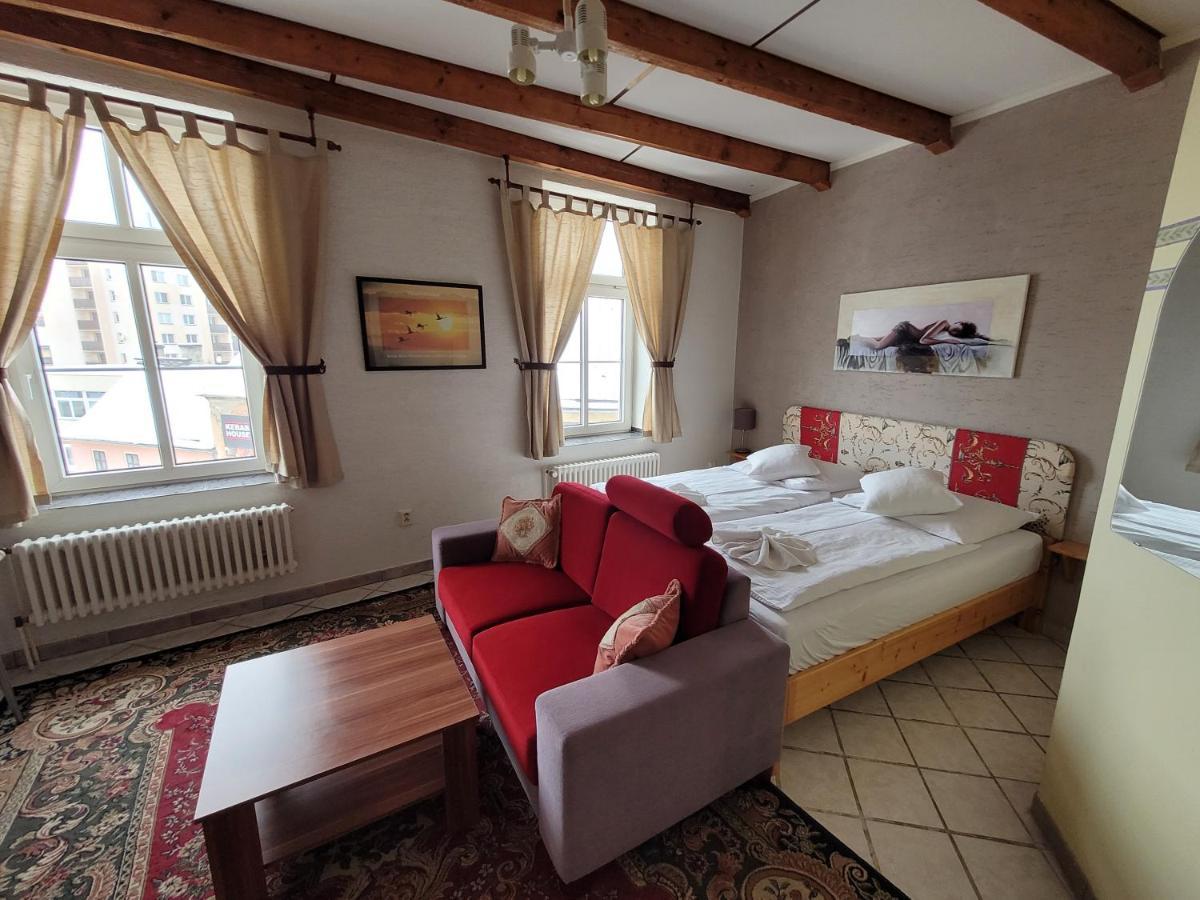 Hotel Koruna Есеник Экстерьер фото