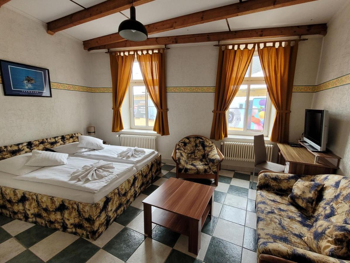 Hotel Koruna Есеник Экстерьер фото