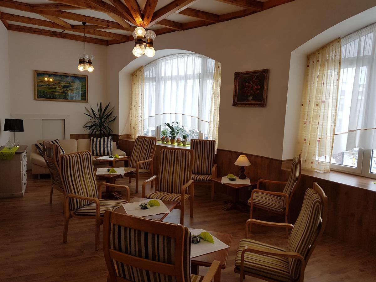 Hotel Koruna Есеник Экстерьер фото