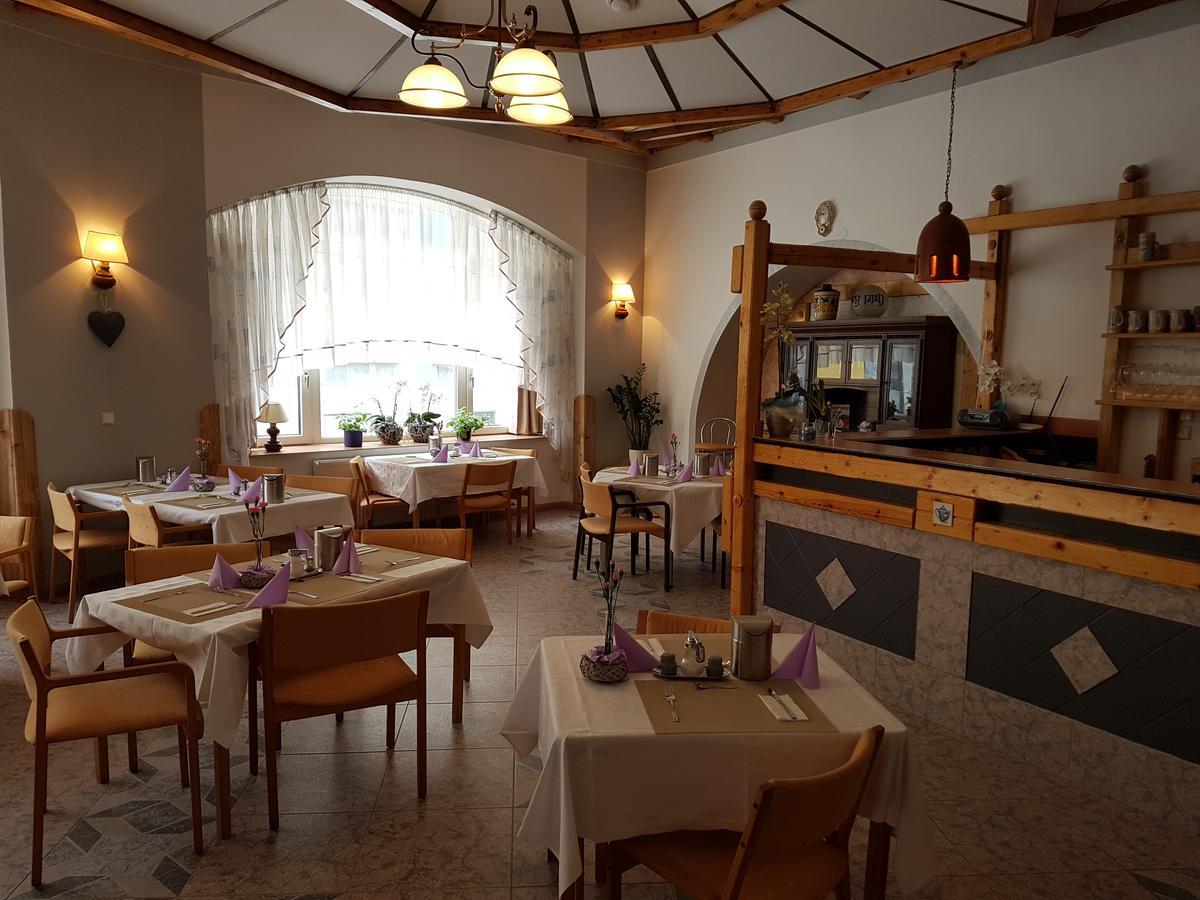 Hotel Koruna Есеник Экстерьер фото